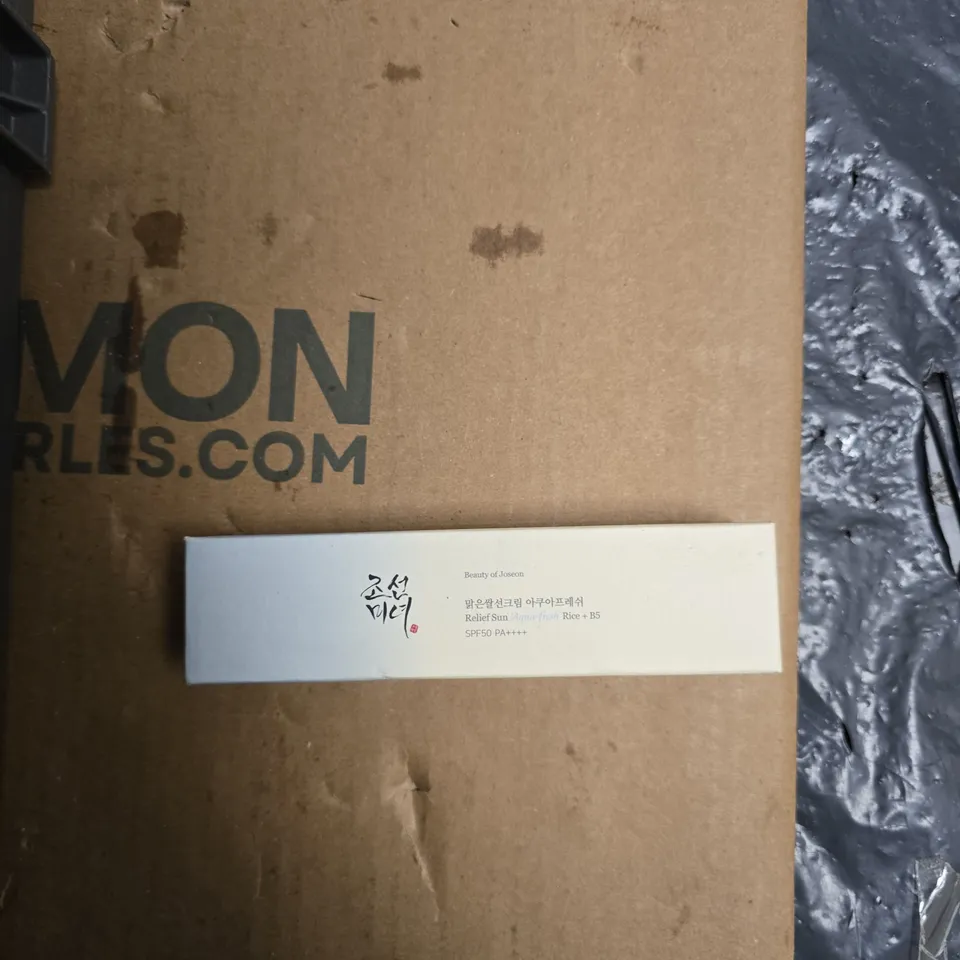 TOTE OF APPROXIMATELY 15 ASSORTED COSMETICS TO INCLUDE: BEAUTY OF JOSEON SUN RELIEF 