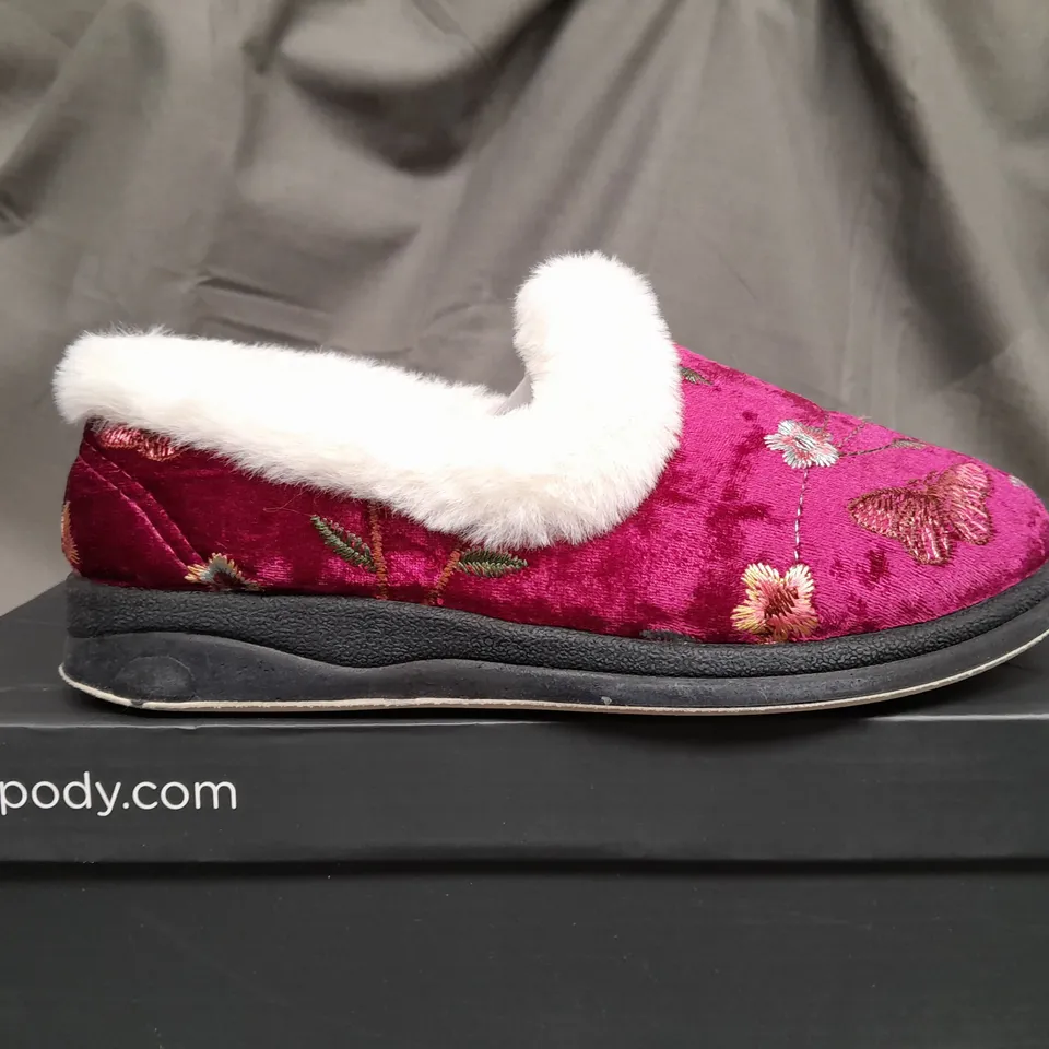 BOXED SHUROPODY FOOT CLINIC BURGUNDY SLIPPERS - UK 3 