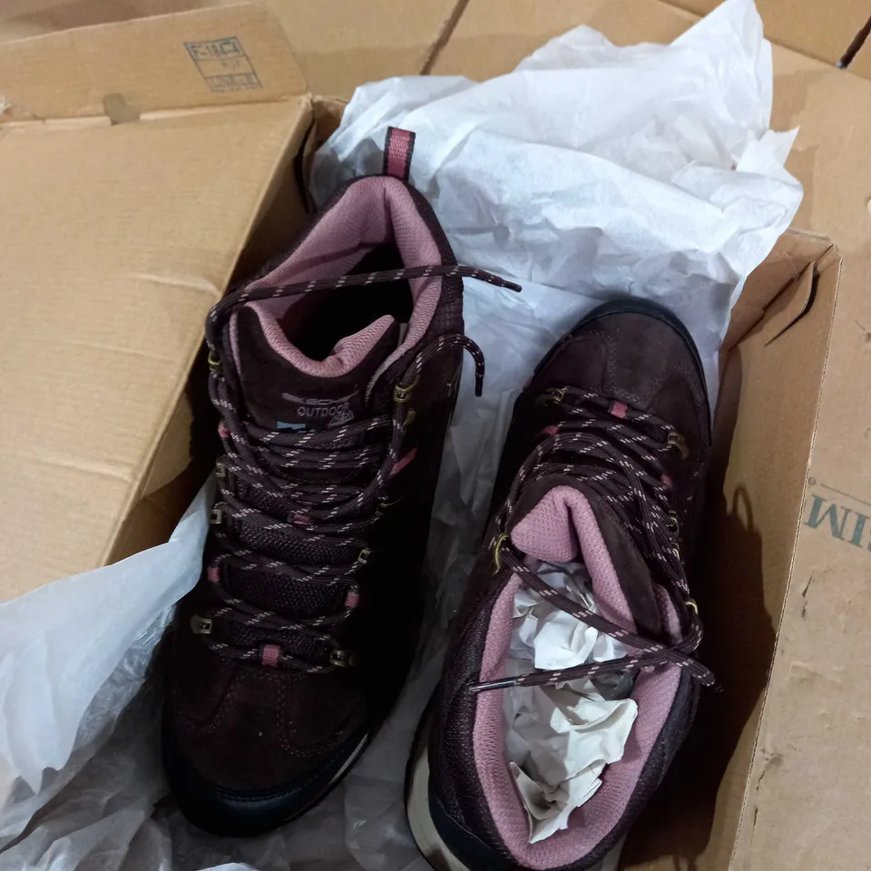 SKECHERS WATERPROOF CHOCOLATE BOOTS - UK SIZE 8