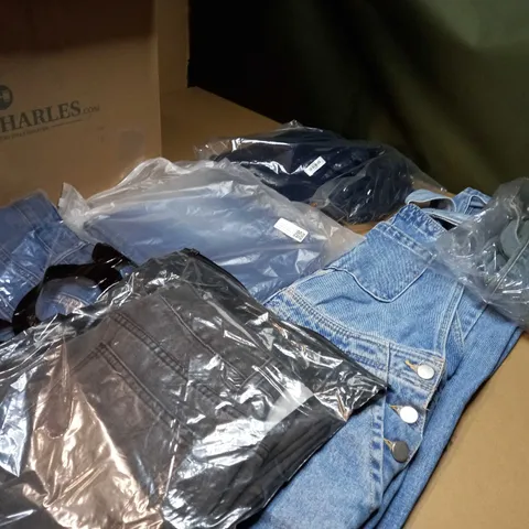LOT OF APPROX. 15 ASSORTED CLOTHING ACCESSORIES IN VARYING SIZES/COLOURS/STYLES TO INCLUDE: GLOVES, HAT, BAGS
