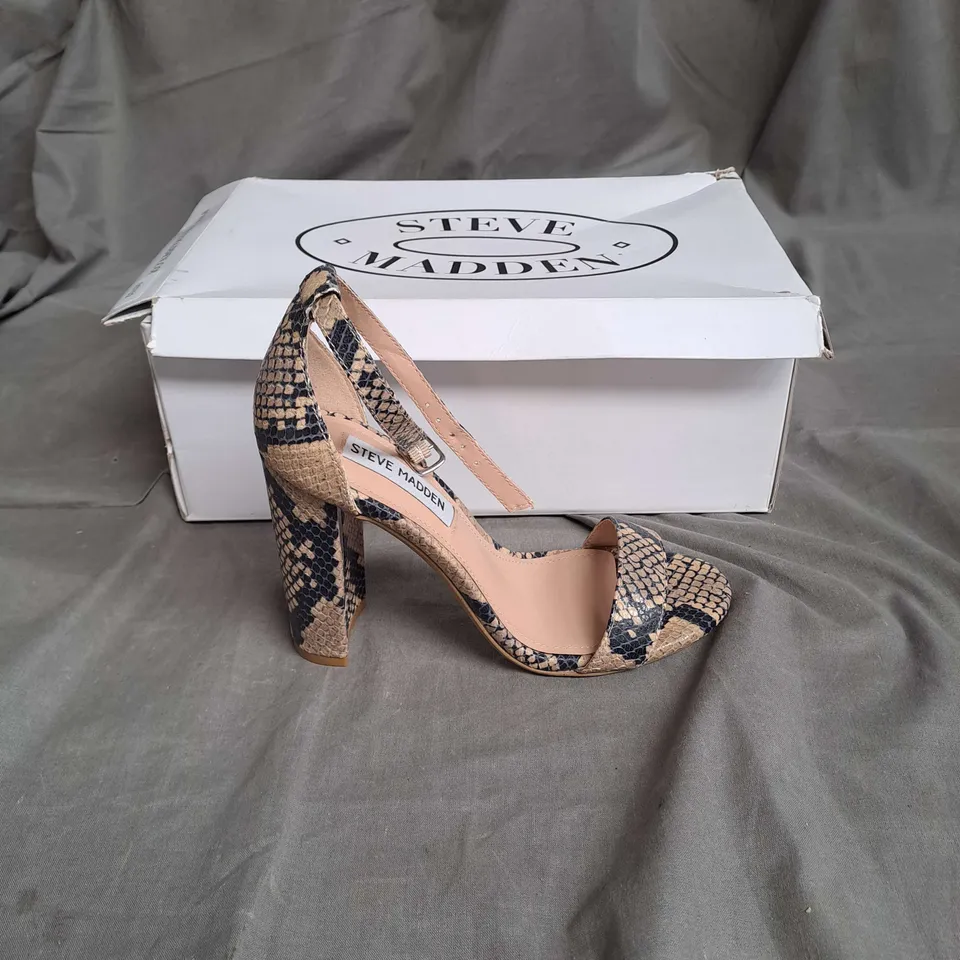 BOXED PAIR OF STEVE MADDEN OPEN TOE HEELS IN TAN SNAKE SIZE 3
