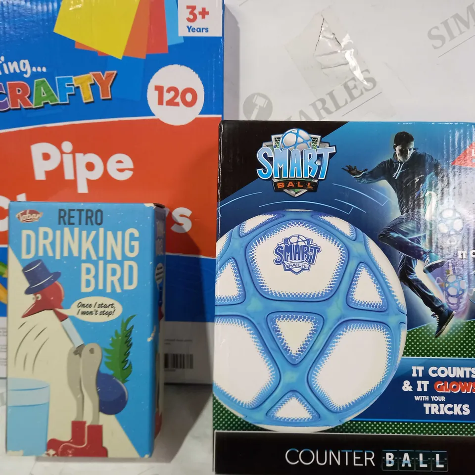 BOX OF APPROXIMATELY 15 ASSORTED TOYS AND GAMES TO INCLUDE SMART BALL, RETRO DRINKING BIRD, PIPE CLEANERS, ETC