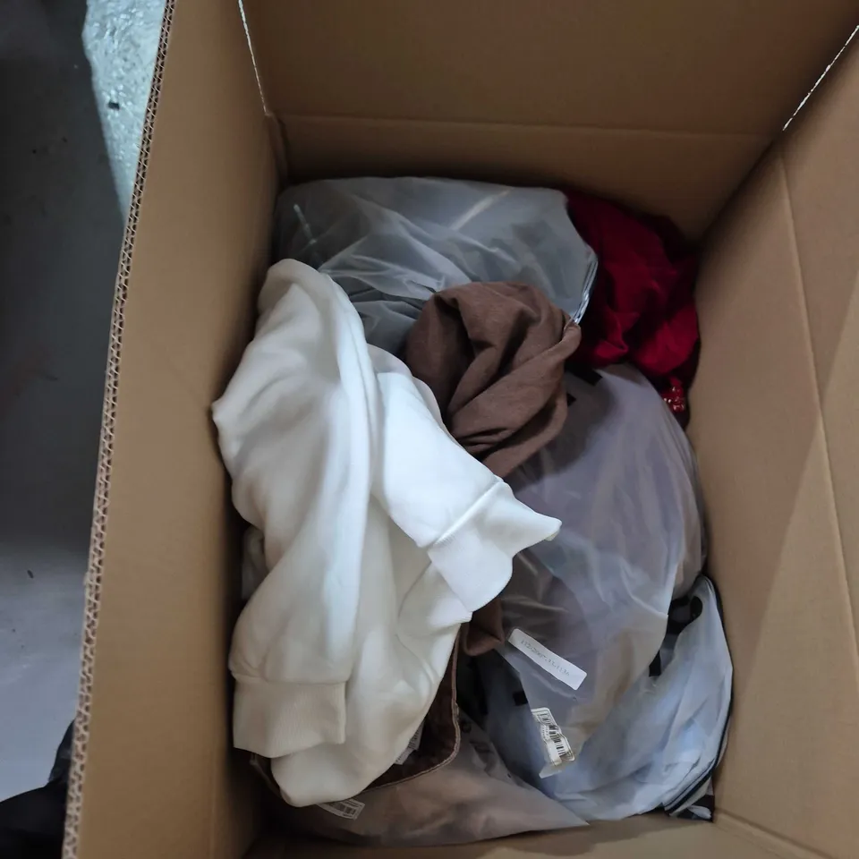 BOX OF APPROXIMATELY 20 ASSORTED CLOTHING ITEMS INCLUDING DELTA PLUS SAFETY GLOVES  , DENIM JEANS AND KNITTED DRESS 