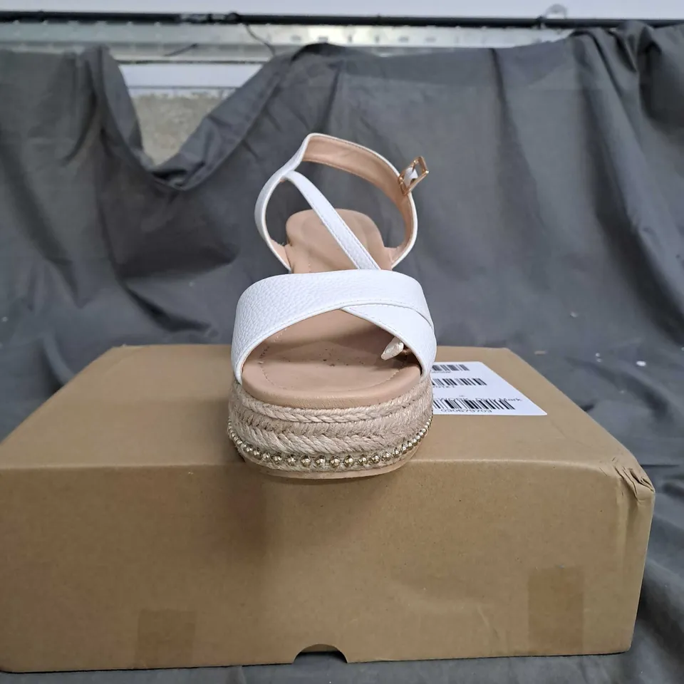 V BY VERY WEDGE SANDALS WHITE SIZE 5