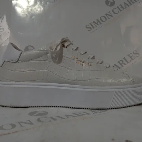 PAIR OF TED BAKER SHOES IN WHITE UK SIZE 7