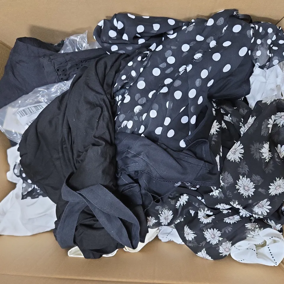 APPROXIMATELY 20 ASSORTED CLOTHING ITEMS IN VARIOUS BRANDS, SIZES, AND STYLES TO INCLUDE VERY AND YOURS ETC.