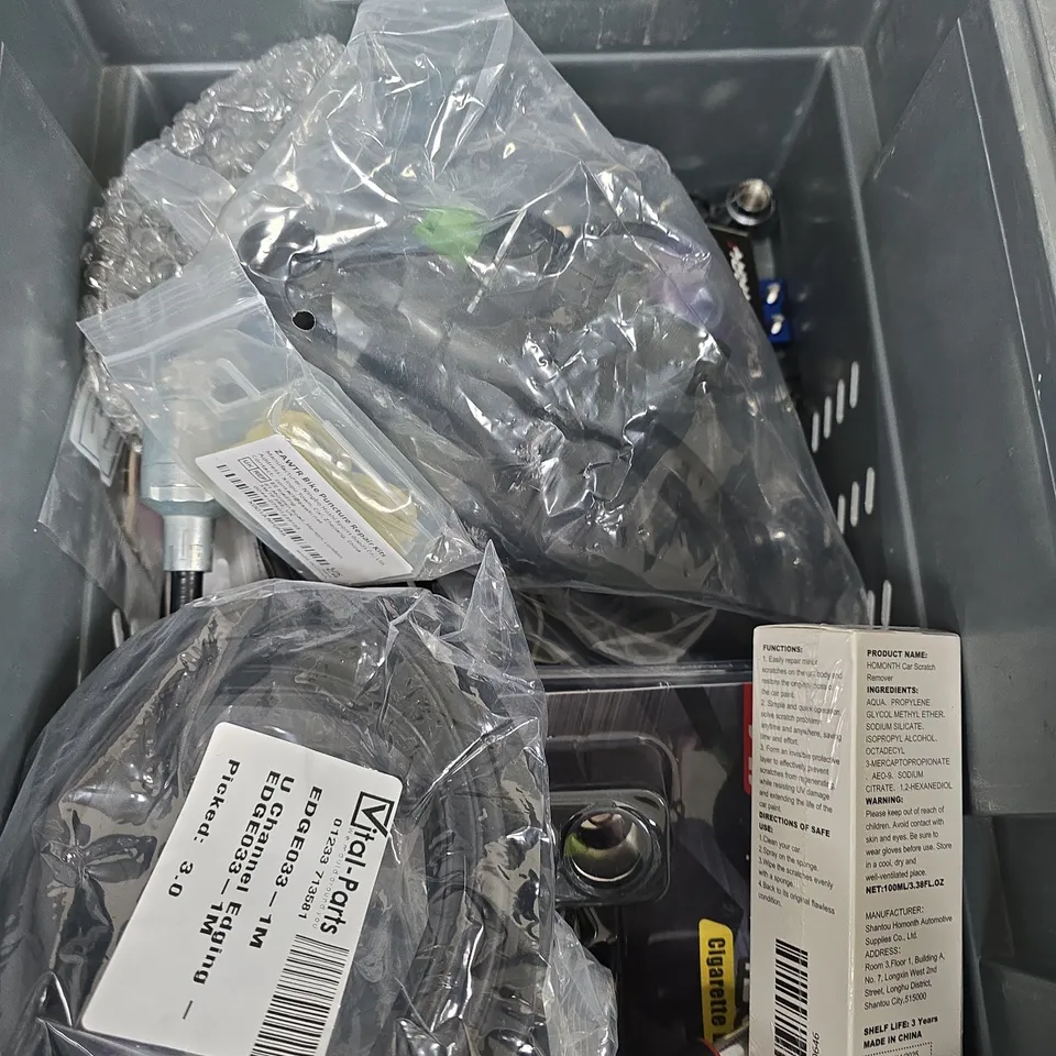 APPROXIMATELY 15 ASSORTED VEHICLE PARTS/ACCESSORIES TO INCLUDE DRIVE BELT, POLISHING CLEANER, SCRATCH REMOVER ETC