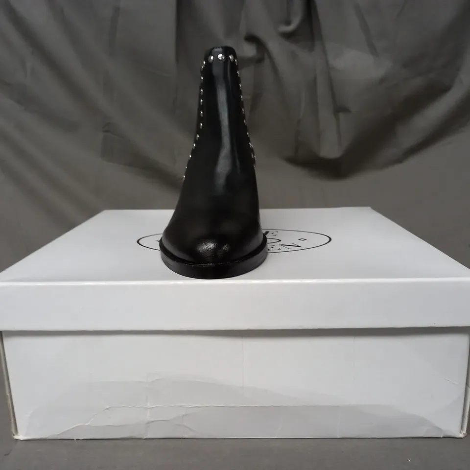 BOXED PAIR OF STEVE MADDEN CADE LEATHER ANKLE BOOTS IN BLACK EU SIZE 36