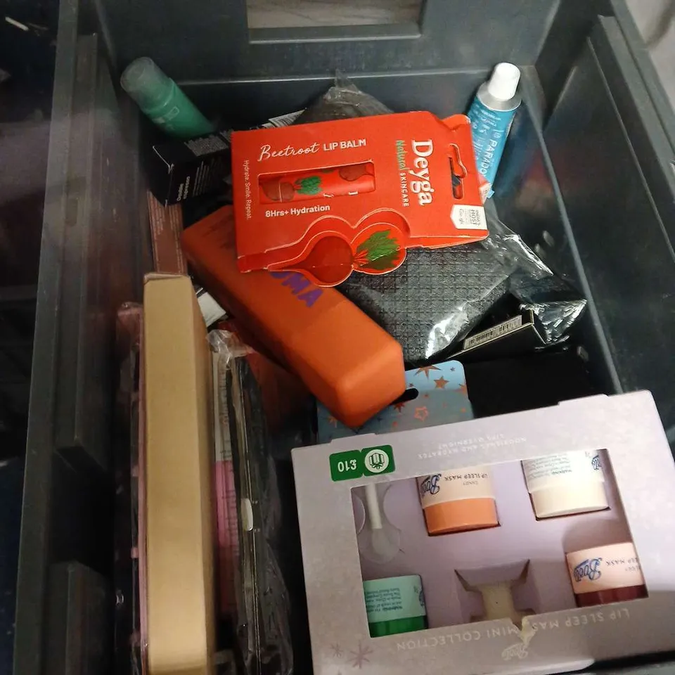 APPROXIMATELY 25 ASSORTED HEALTH & BEAUTY PRODUCTS TO INCLUDING DOVE SHAMPOO AND ST TROPEZ BRONZER