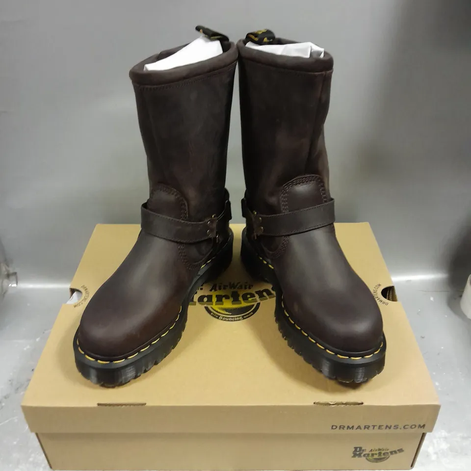 BOXED PAIR OF DR MARTENS ANISTONE HI BIKER BOOTS IN BROWN SIZE 7