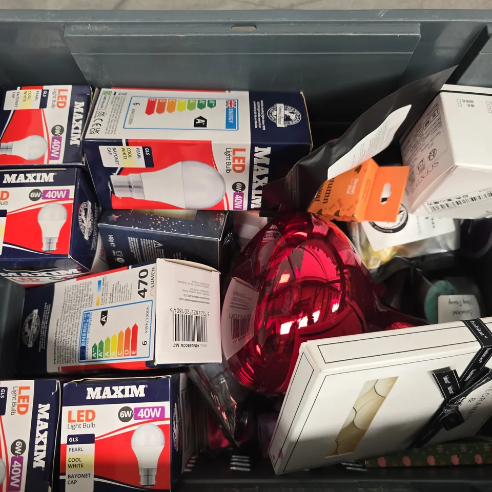 APPROXIMATELY 15 ASSORTED HOUSEHOLD ITEMS TO INCLUDE SCENTED CANDLES, TEALIGHTS, MAXIM LED LIGHT BLUBS, ETC