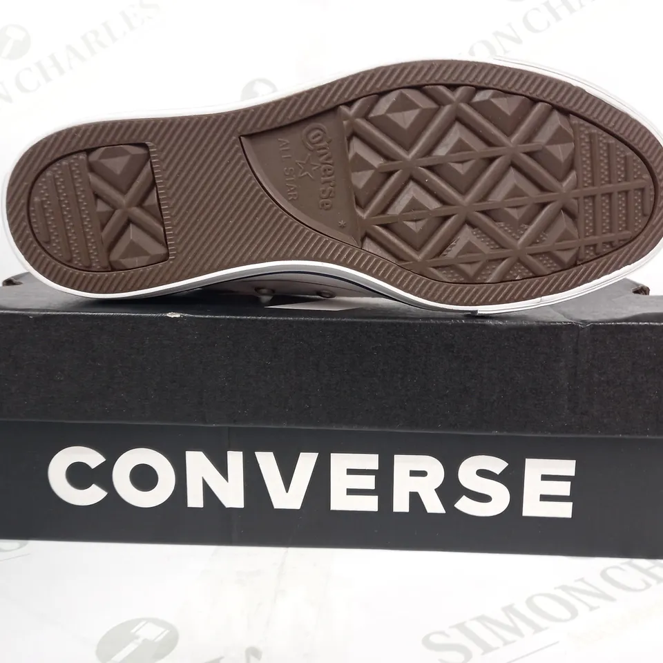 BOXED PAIR OF CONVERSE ALL STAR CANVAS SHOES IN WHITE UK SIZE 4.5