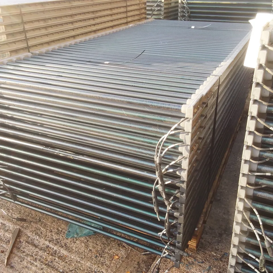 PALLET CONTAINING A LARGE QUANTITY OF SOLYNDRA 200W SOLAR PANELS