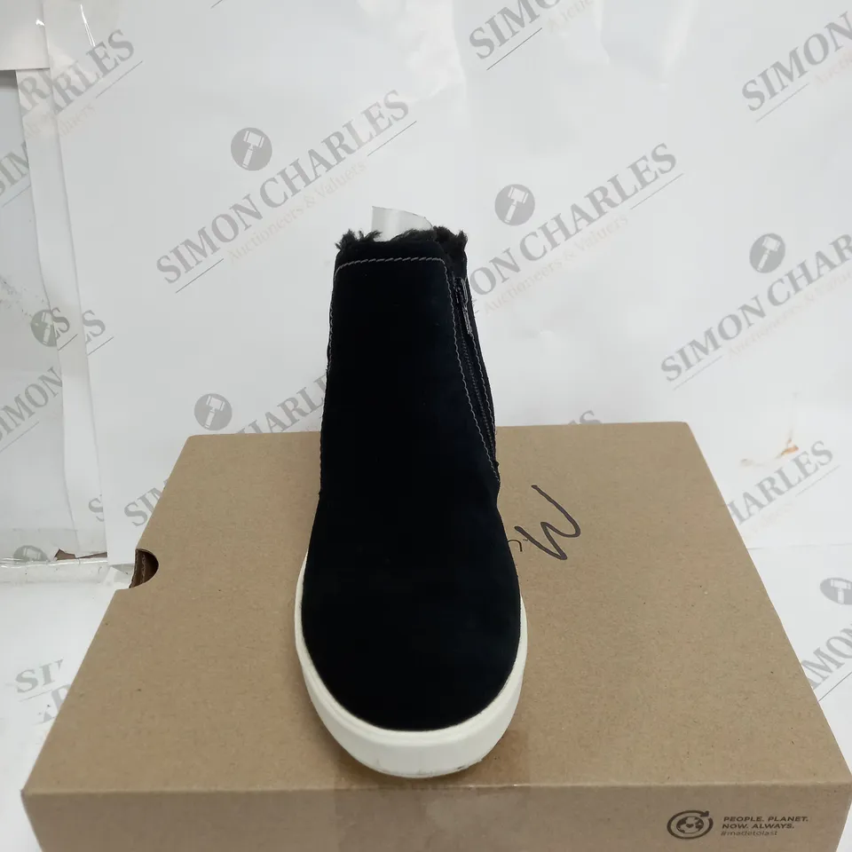 CLARKS LAYTON TRAINER SIZE 5