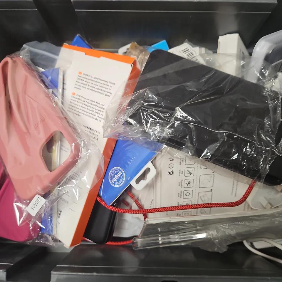 APPROXIMATELY 20  ASSORTED MOBILE PHONE ACCESSORIES TO INCLUDE POWER BANKS, CASES AND CHARGE CABLES