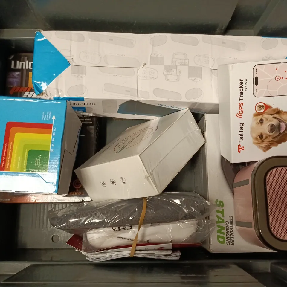 APPROXIMATELY 8 ASSORTED ELECTRICAL ITEMS TO INCLUDE UNIDEN 300-CHANNEL SCANNER, TAILTAG GPS TRACKER, LED LAMP, ETC