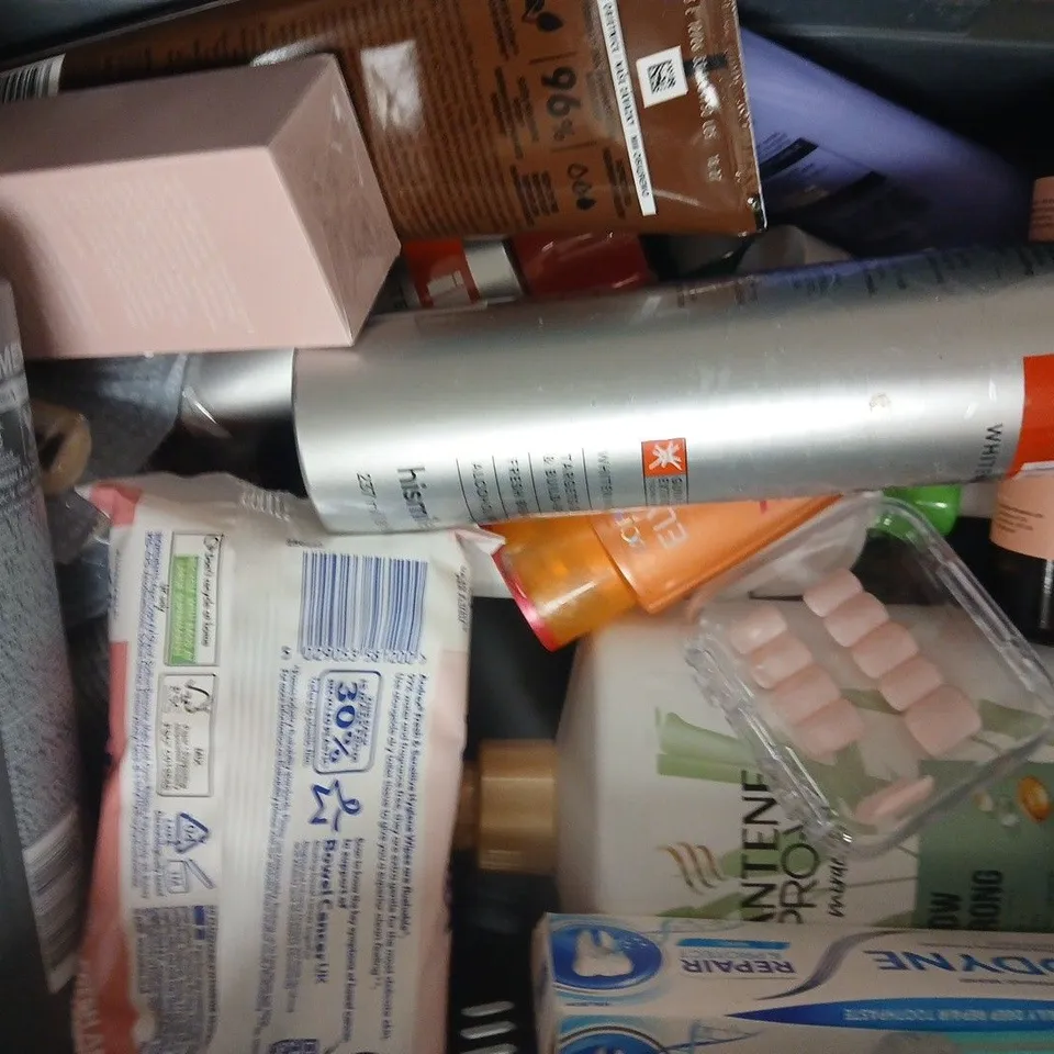 APPROXIMATELY 20 ASSORTED COSMETIC ITEMS INCLUDING VARIOUS MAKES AND BRANDS - COLLECTION ONLY