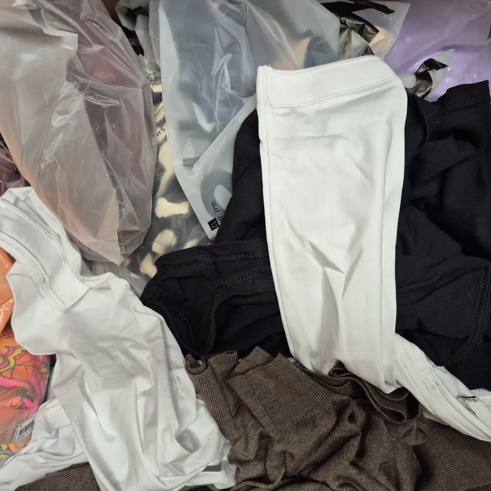 BOX OF APPROXIMATELY 20 ASSORTED CLOTHING AND FASHION ITEMS IN VARIOUS STYLES, SIZES, AND COLOURS - COLLECTION ONLY