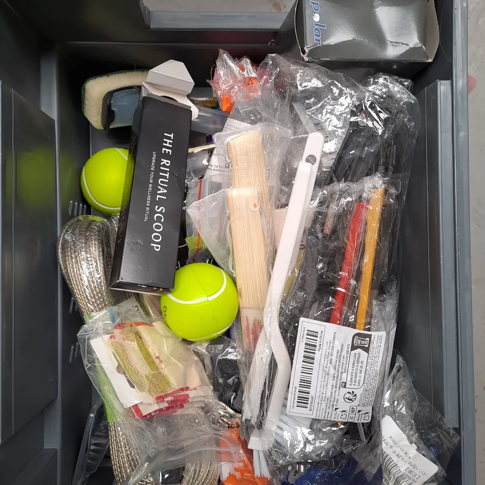 APPROXIMATELY 20 ASSORTED HOUSEHOLD PRODUCTS TO INCLUDE AIRUP PODS, WOODEN SALAD SERVERS AND MAM BOTTLE TEATS