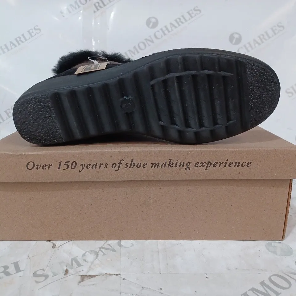 BOXED PAIR OF CUSHION-WALK FAUX FUR LINED ANKLE BOOTS IN BROWN SIZE 6