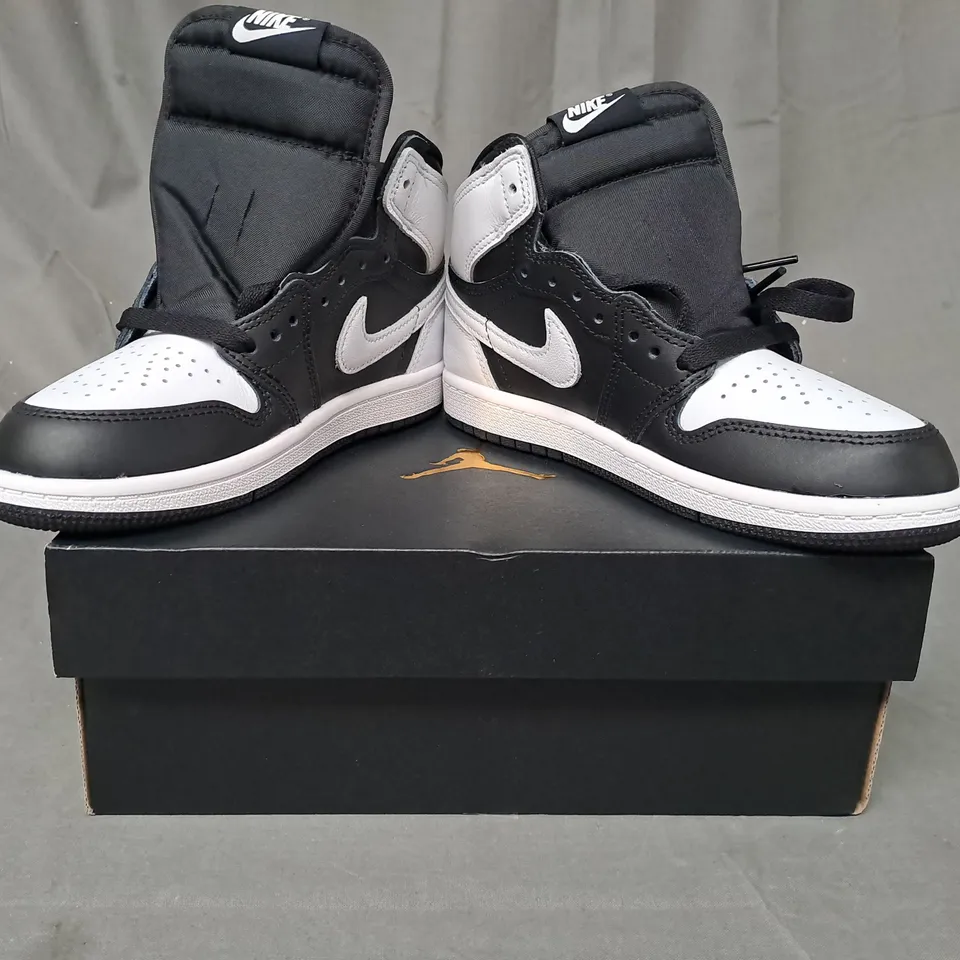 BOXED PAIR OF NIKE JORDAN 1 RETRO HIGH KIDS SHOES IN BLACK/WHITE UK SIZE 13.5