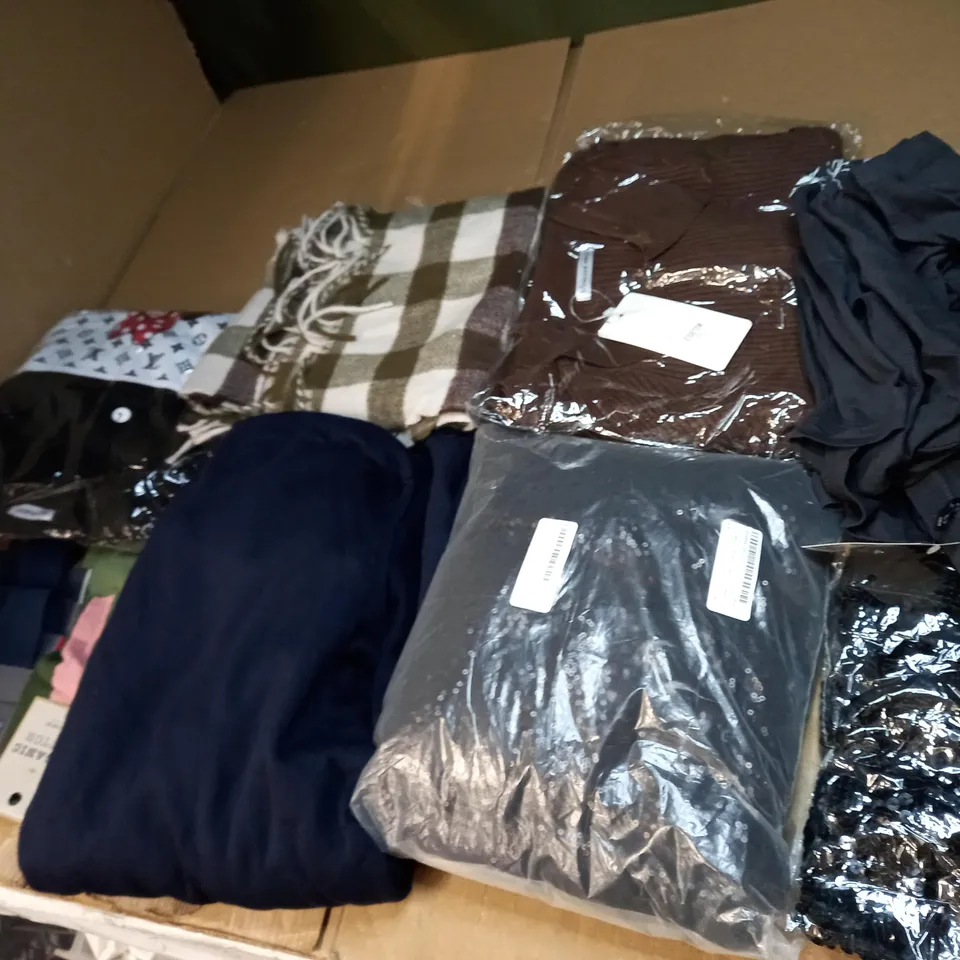LOT OF APPROX 20 ASSORTED CLOTHING ITEMS VARYING IN SIZE/COLOUR/STYLE TO INCLUDE: TROUSERS, DRESSES, JUMPERS