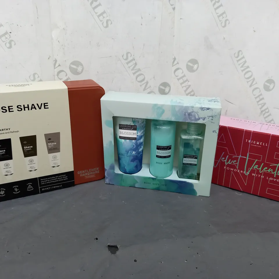 APPROXIMATELY 10 FRAGRANCE AND COSMETIC BOXSETS TO INCLUDE GH CLOSE SHAVE KIT, LAYERING LAB BODY GIFT SET, TRIGWELL VELVET VALENTINE SET, ETC