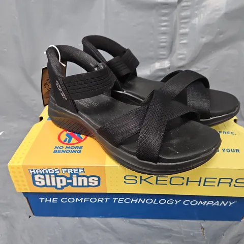 BOXED SKECHERS ULTRA FLEX OPEN TOE SANDALS IN BLACK - SIZE 5.5