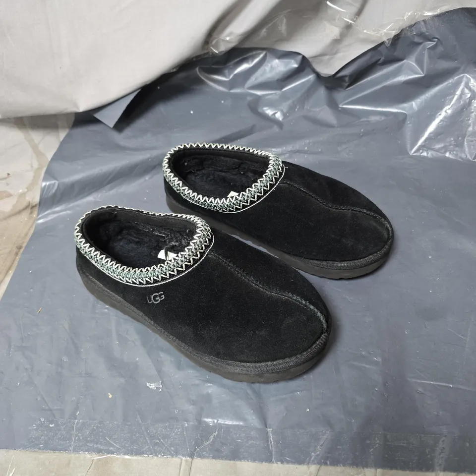 BLACK UGG SLIPPERS SIZE UK 5. UNBOXED