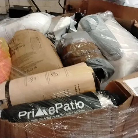 PALLET CONTAINING A LARGE QUANTITY OF PILLOWS