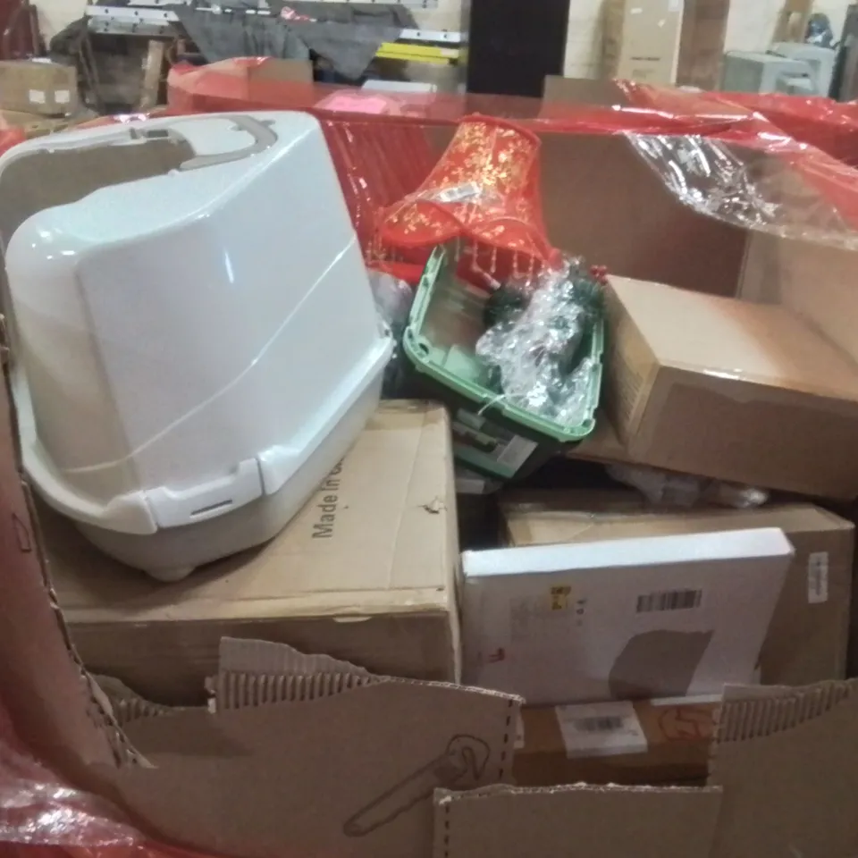 PALLET OF ASSORTED HOUSEHOLD GOODS AND PRODUCTS TO INCLUDE;BABY SCALE,DESK MAT,CHRISTMAS DECORATION 