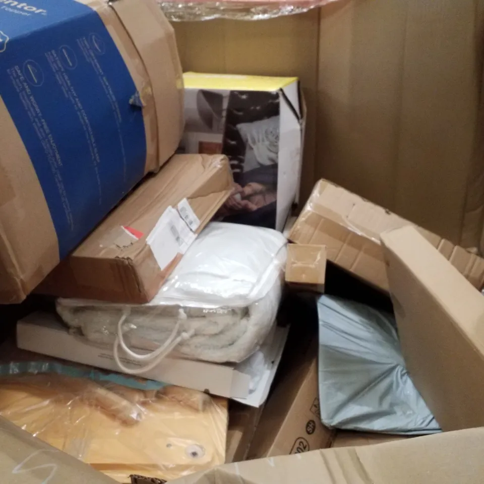 PALLET CONTAINING ASSORTED PRODUCTS INCLUDING AUDIO TURNTABLE, HEATED THROW, HEATED THROW, ECOHEATER & TOILET SEAT