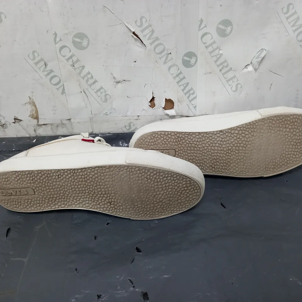 LEVI WHITE TRAINERS SIZE UK 7 1/2 
