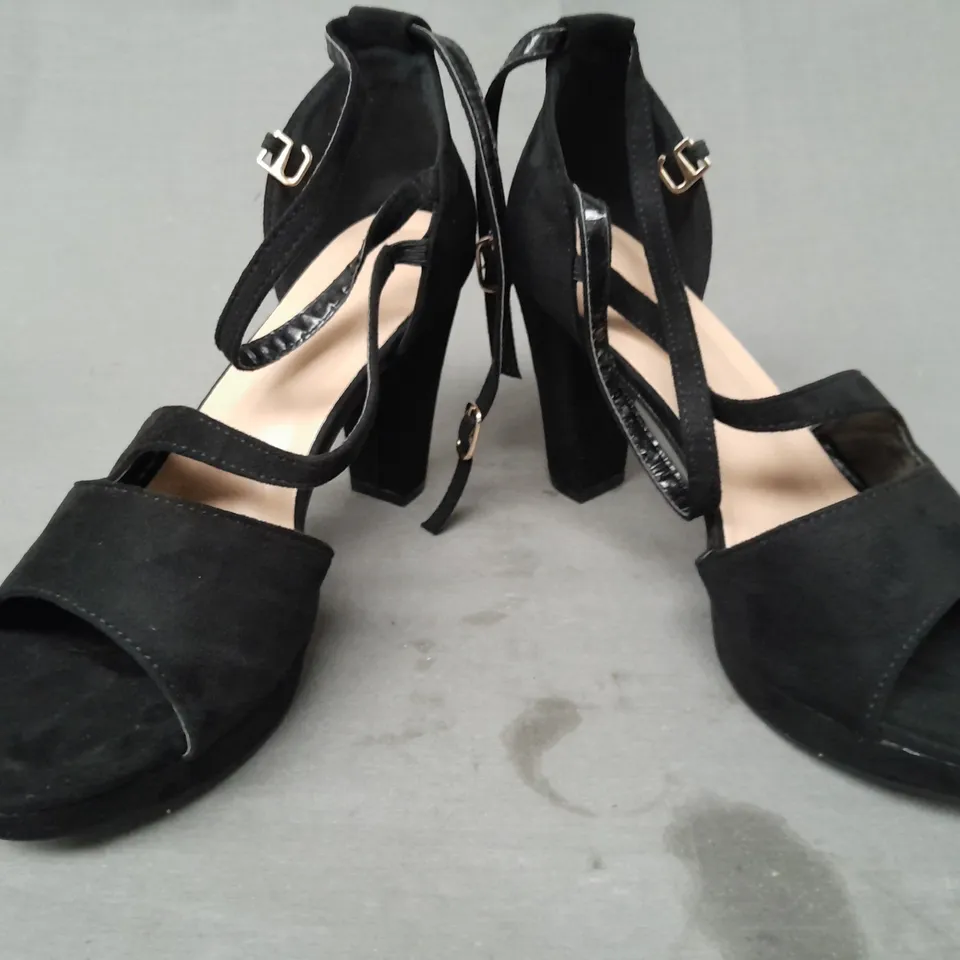 BOXED PAIR OF DESIGNER OPEN TOE BLOCK HEELS IN BLACK EU SIZE 39