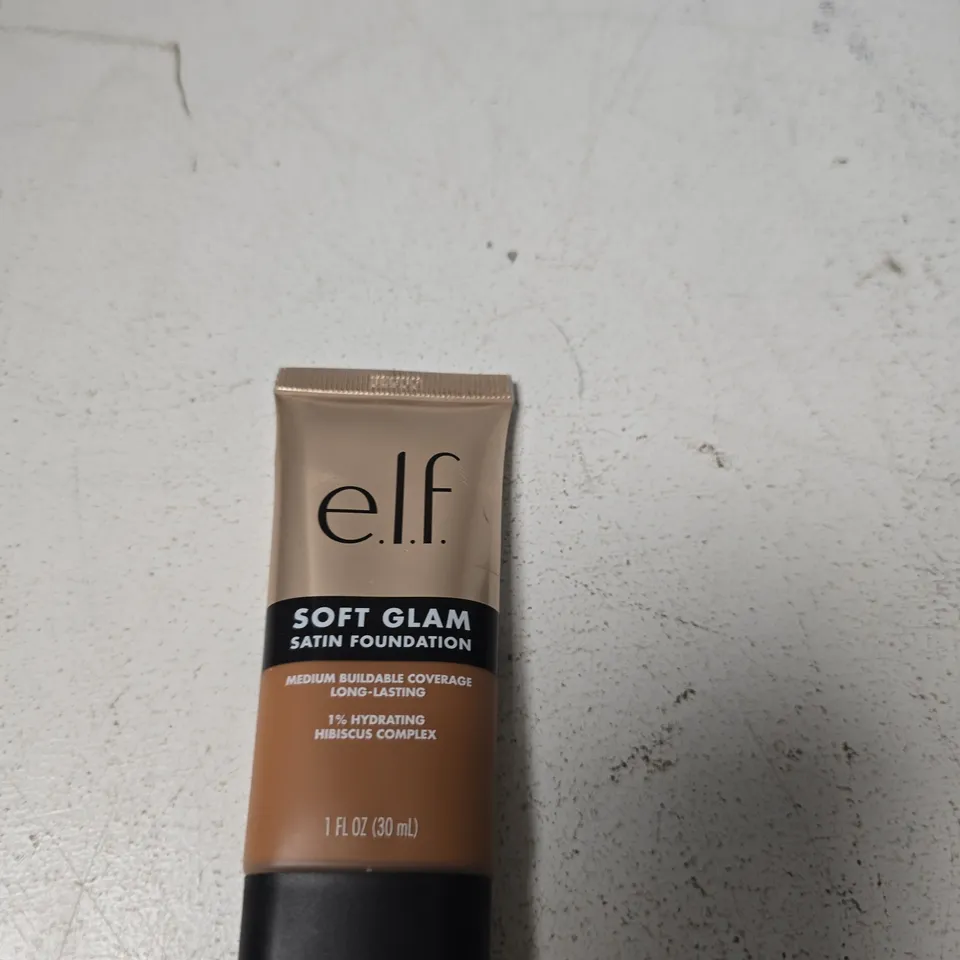APPROXIMATELY 18 ASSORTED COSMETIC ITEMS INCLUDING BOOTS COTTON WOOL PADS , THE MASTERS SAVON SOAP AND ELF SOFT GLAM FOUNDATION 