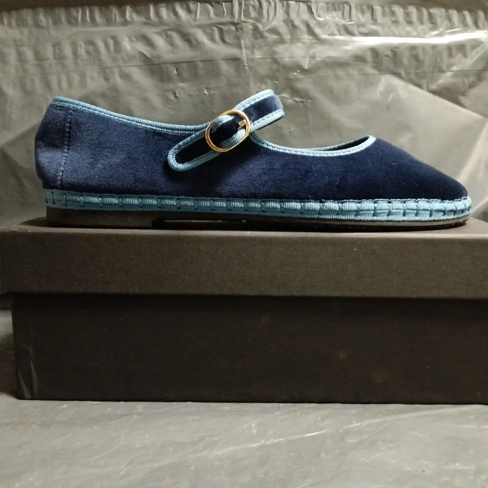 BOXED PAIR OF FLABELUS MONTAGUE SHOES IN NAVY/BLUE SIZE EU 40