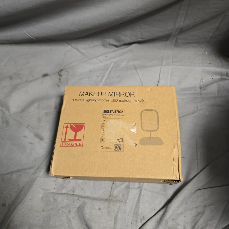 APPROXIMATELY 10 ASSORTED HEALTH & BEAUTY PRODUCTS INCLUDING MAKE UP MIRROR , EYESHADOW PALLET AND DAYE CBD TAMPONS 