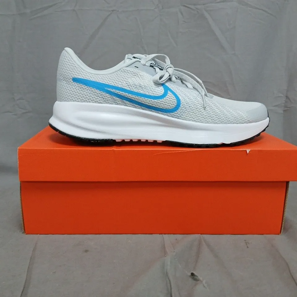 BOXED PAIR OF NIKE RUN DEFY TRAINERS IN PURE PLATINUM/BLUE SIZE UK 10
