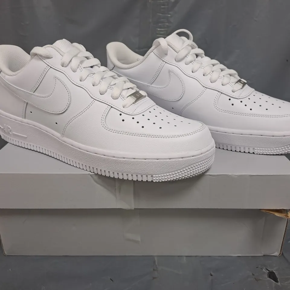 BOXED PAIR OF NIKE AIR FORCE 1 '07 SHOES IN WHITE SIZE UK 9