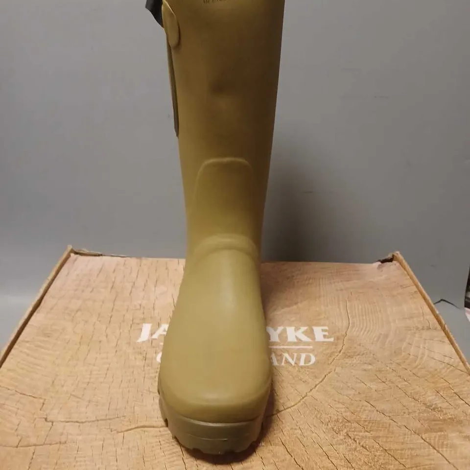 BOXED PAIR OF JACK PYKE OF ENGLAND WELLINGTON BOOTS - 10