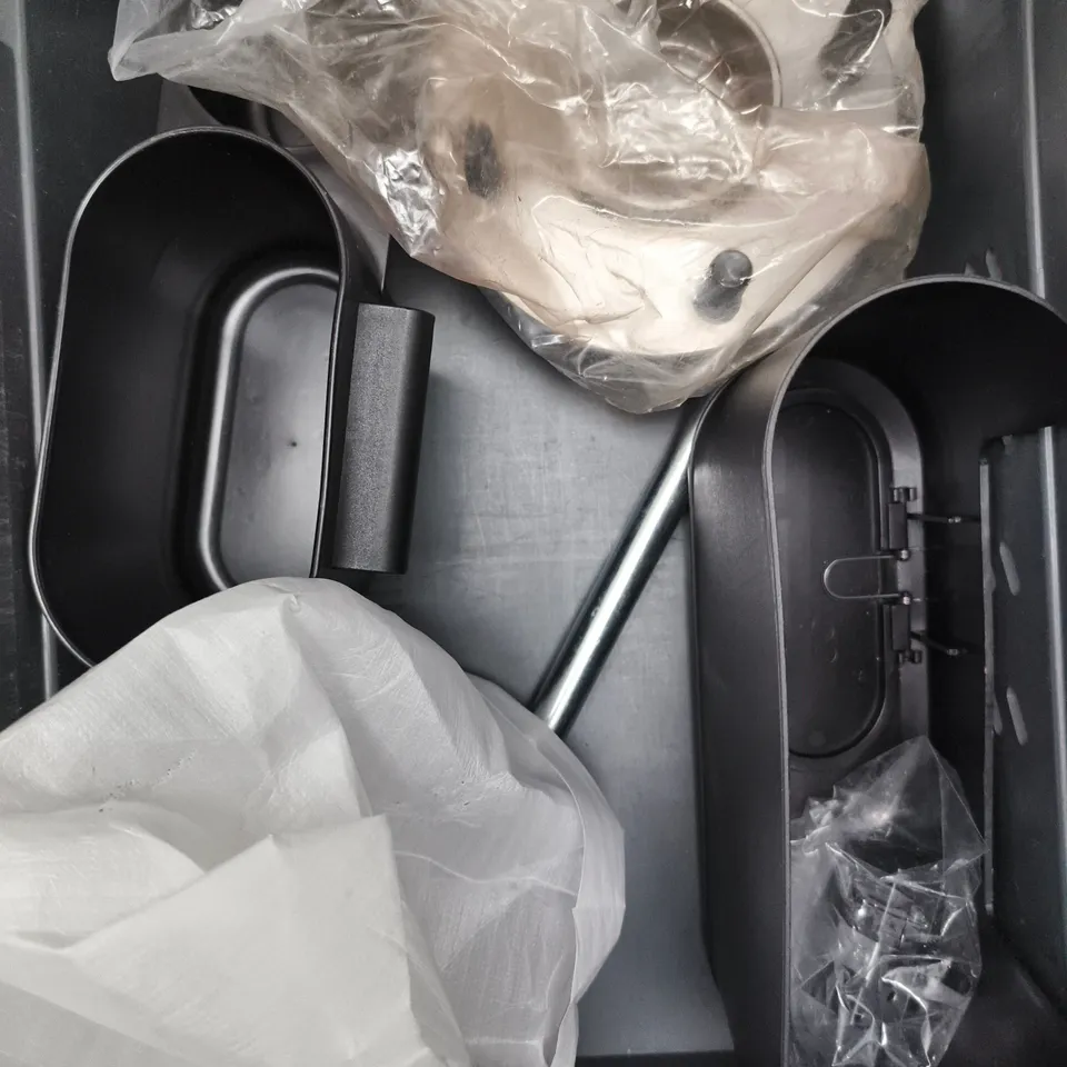 APPROXIMATELY 8 ASSORTED VEHICLE PARTS AND ACCESSORIES TO INCLUDE DASH CAM POWER ADAPTER, LIGHT HOUSING, SCREWS ETC 