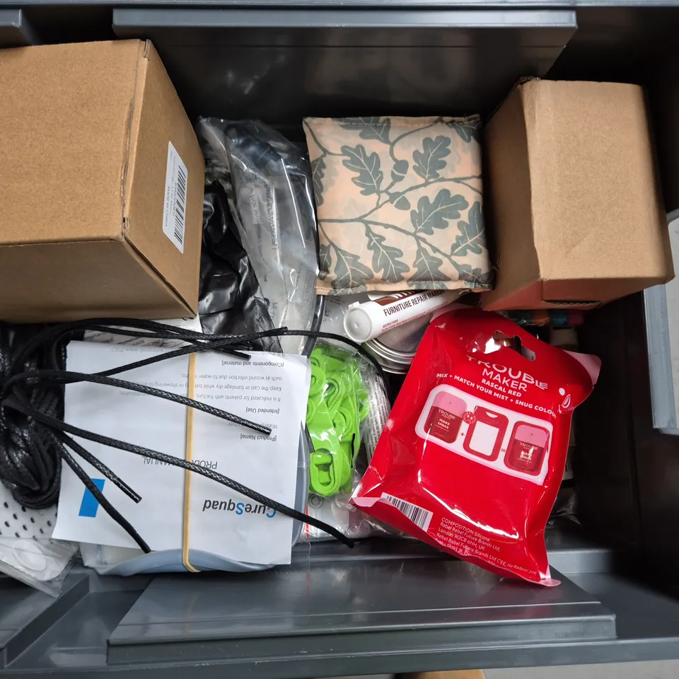 APPROXIMATELY 15 ASSORTED HOUSEHOLD ITEMS TO INCLUDE BLACK SHOES LACES, MOULD MAGIC CLEANER AND FURNITURE REPAIR MARKERS