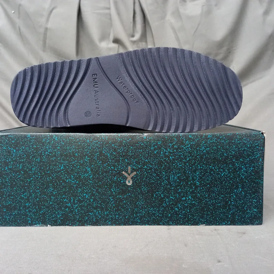 BOXED PAIR OF EMU AUSTRALIA BOOTS IN MIDNIGHT SIZE 9