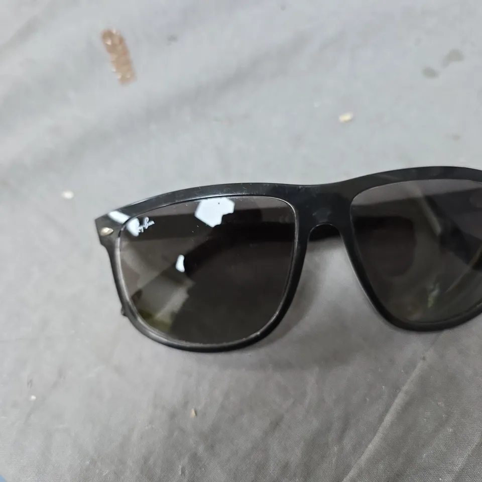 RAY-BAN SUNGLASSES – BLACK 