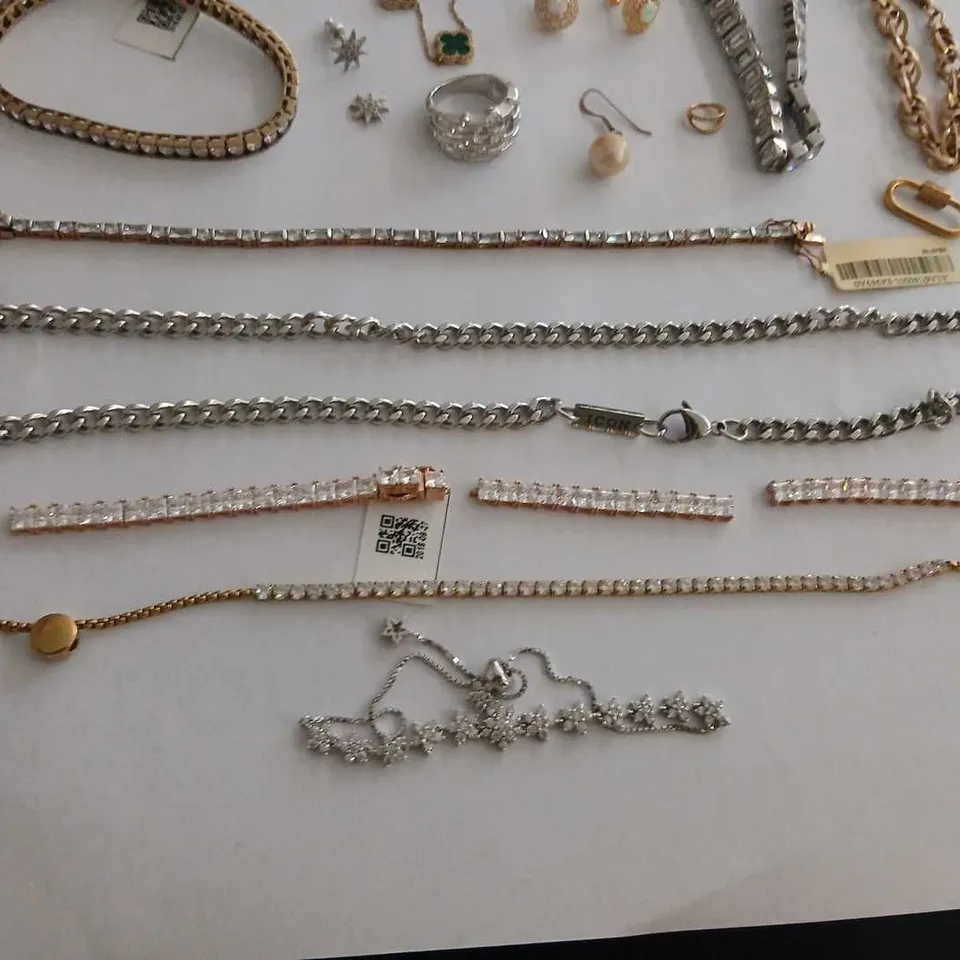 APPROXIMATELY 15 PIECES OF ASSORTED JEWELLERY 
