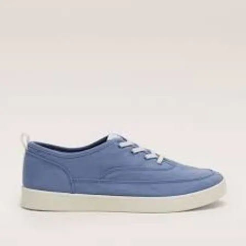 BOXED PAIR OF VIONIC COAST CYAN TRAINERS IN PACIFIC BLUE - UK SIZE 5.5