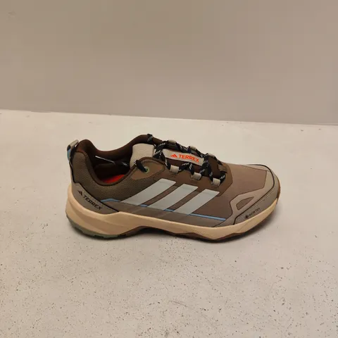UNBOXED PAIR OF ADIDAS TERREX SKYCHASER AX IN BEIGE MULTI - UK 8