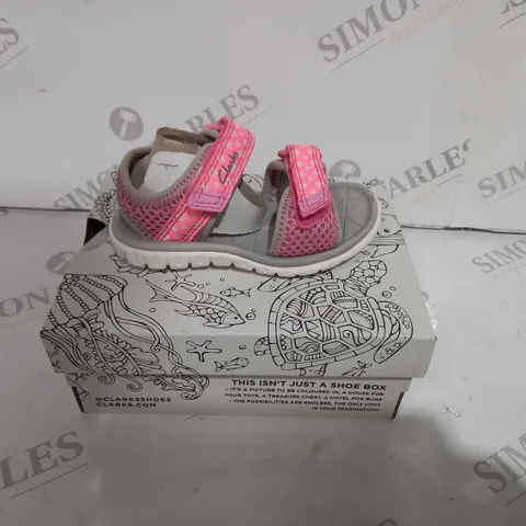 BOXED CLARKS VELCRO STRAPPED SANDALS FOR KIDS, IN PINK. - UK SIZE 4