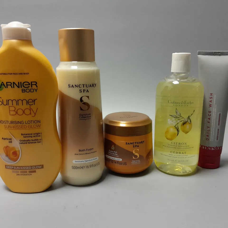 APPROXIMATELY 5 COSMETICS ITEMS TO INCLUDE SANCTUARY SPA BATH FOAM (500ml), CRABTREE & EVELYN CITRON SHOWER GEL (500mL), CORNERSTONE DAILY FACE WASH (150ml), ETC