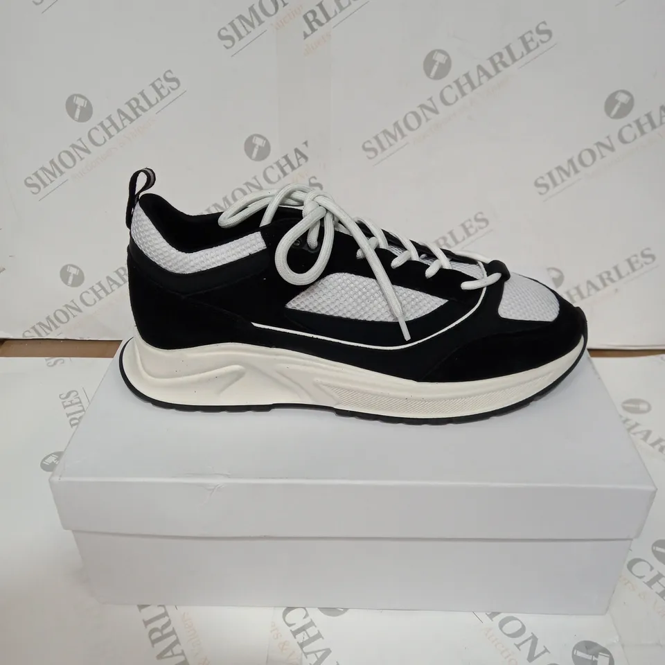 BOXED PAIR OF CLEENS ESSENTIAL RUNNER TRAINERS - BLACK/WHITE, SIZE 11